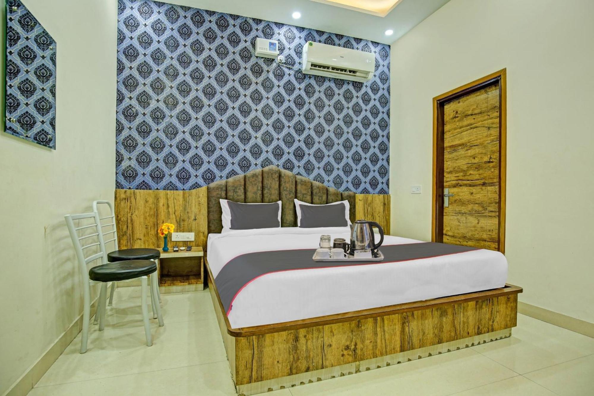 Collection O Rd Hotel Zirakpur Buitenkant foto