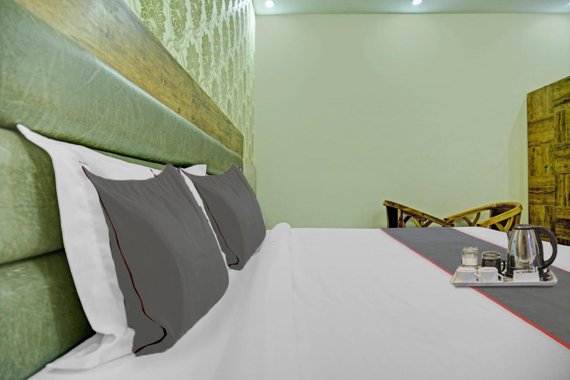 Collection O Rd Hotel Zirakpur Buitenkant foto