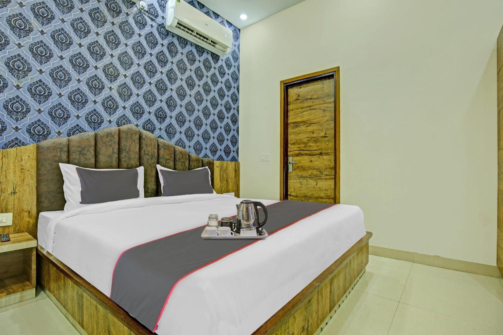 Collection O Rd Hotel Zirakpur Buitenkant foto